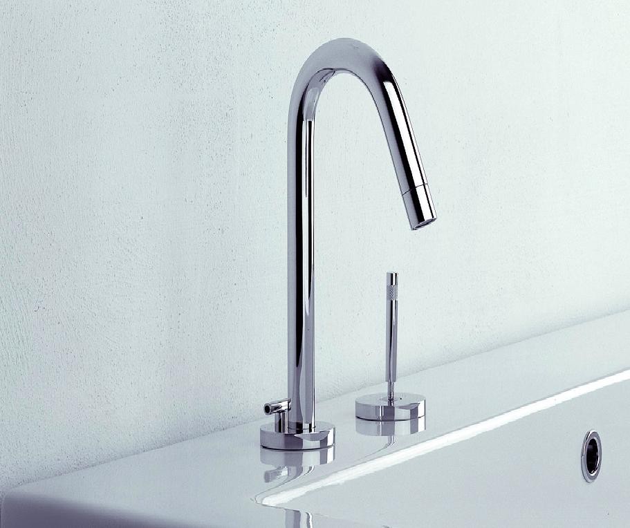 Lacava Minimal Goose-neck Swiveling Spout